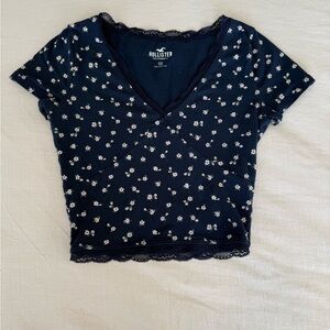 Hollister Navy Floral Women's lace trim baby tee size XS